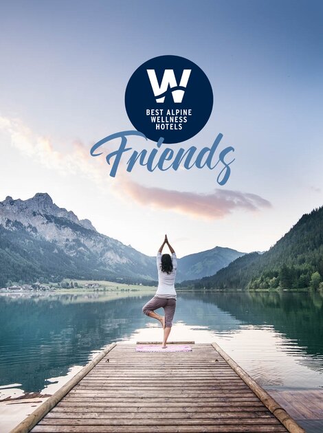 Frau in Yoga-Pose auf Steg vor Bergsee, Logo Best Alpine Wellness Hotels Friends