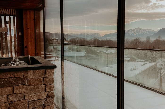 Innenraum mit Blick auf verschneite Berge durch große Fenster