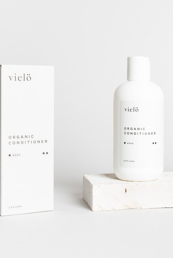 Weißer Conditioner von vielö mit Verpackung auf weißem Untergrund