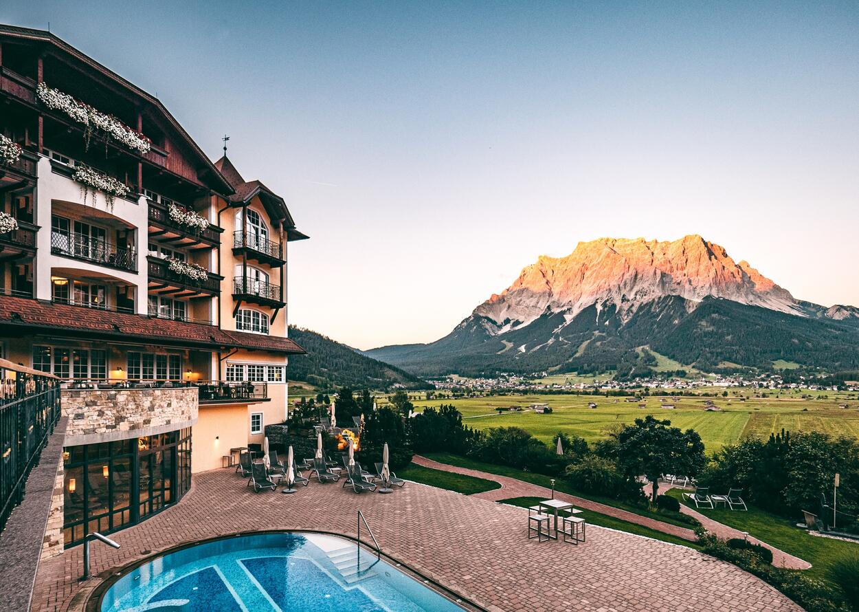 Hotelaußenansicht mit Zugspitzblick | Wellnesshotel Reutte
