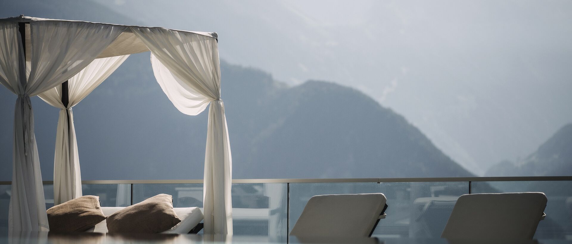 Schwimmen mit Bergpanorama | Stock Resort, Wellnesshotel Zillertal