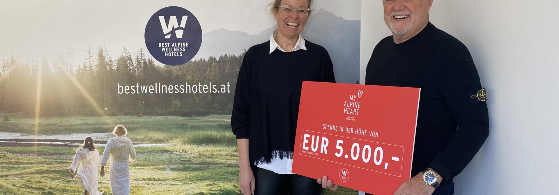 Frau und Mann halten Scheck über 5