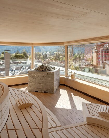 Holzsauna am Dach mit Bergblick | Wellnessurlaub im Hotel Alpenrose, Achensee