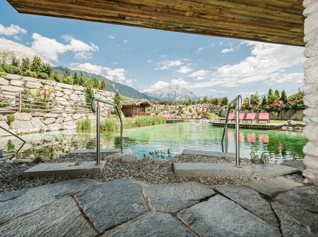 Naturbadeteich | Wellnesshotel Schwarz, 5 Sterne Hotel Mieminger Plateau
