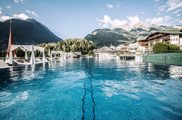 Outdoorpool mit Bergblick | Wellnesshotel Stock, Tirol