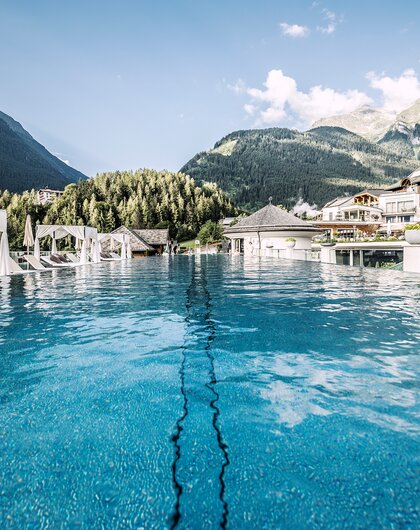 Outdoorpool mit Bergblick | Wellnesshotel Stock, Tirol