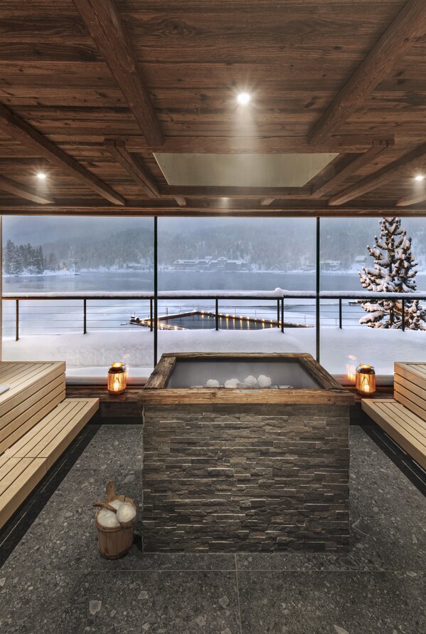 Elegante Sauna mit winterlichem Panoramablick, warmem Holzdesign und entspannter Wellness-Atmosphäre.