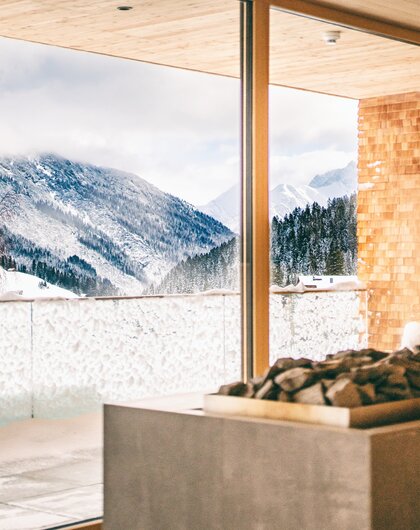 Winterlicher Spa-Bereich mit traumhaftem Bergblick und entspannter Wohlfühlatmosphäre.