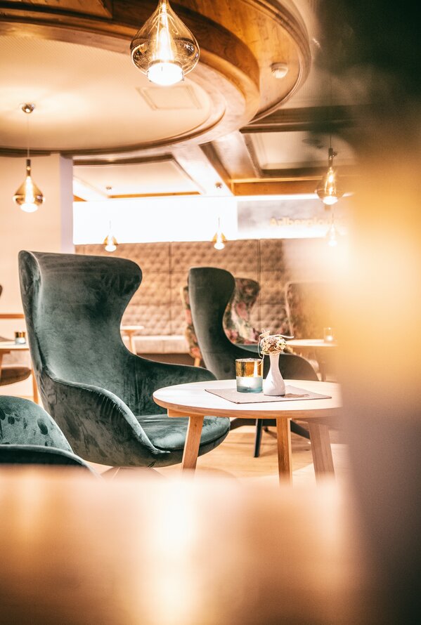 Elegante Lounge mit stilvollem Design und ruhiger Atmosphäre zum Entspannen und Genießen.