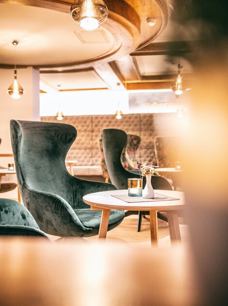 Elegante Lounge mit stilvollem Design und ruhiger Atmosphäre zum Entspannen und Genießen.
