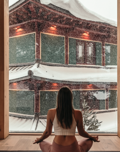 Entspannende Yogaeinheit mit Blick auf die winterliche Bergwelt.