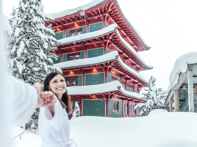 Winterliche Wellnessmomente vor asiatischer Architekturkulisse.