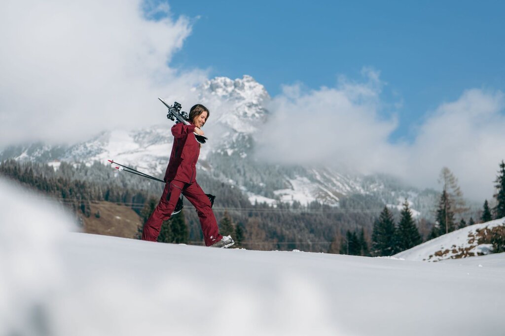 Wintergenuss in den Alpen – aktiv unterwegs auf Langlaufskiern vor beeindruckender Bergkulisse