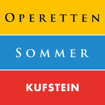 Operettensommer Kufstein auf gelbem, blauem und rotem Hintergrund