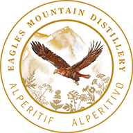 Logo Eagles Mountain Distillery Alperitif mit Adler vor Bergkulisse