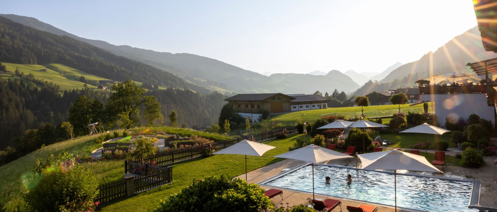 Pool im Alpbacherhof mit Bergblick in der Abendsonne