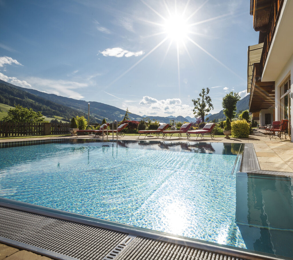 Aussenpool im Sommer | Wellnesshotel Alpbacherhof, Alpbach
