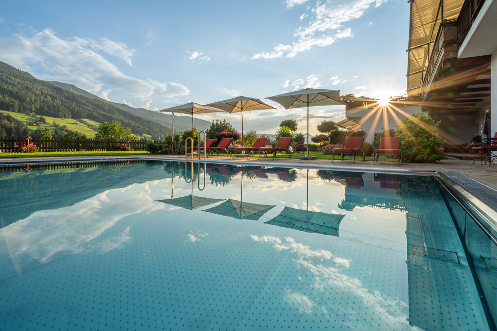 Aussenpool im Sommer | Wellnesshotel Alpbacherhof, Alpbach