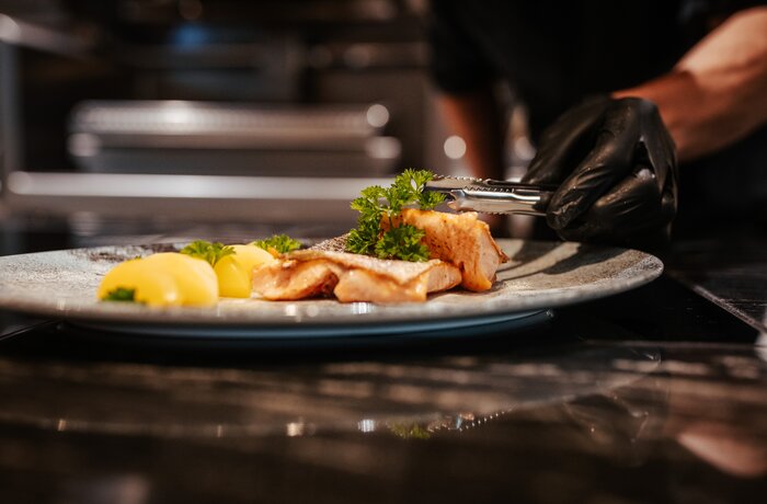 Frisch zubereitetes Gourmetgericht, stilvoll angerichtet mit viel Liebe zum Detail.