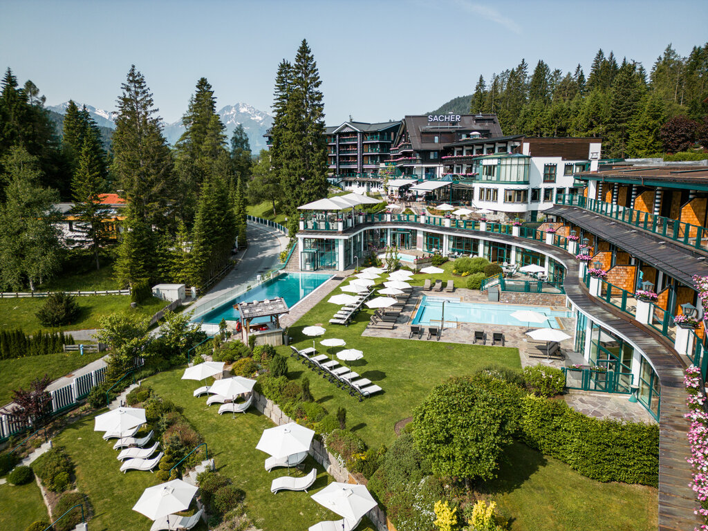 Hotelaußenansicht im Sommer | Wellnesshotel Alpin Resort Sacher, Seefeld 
