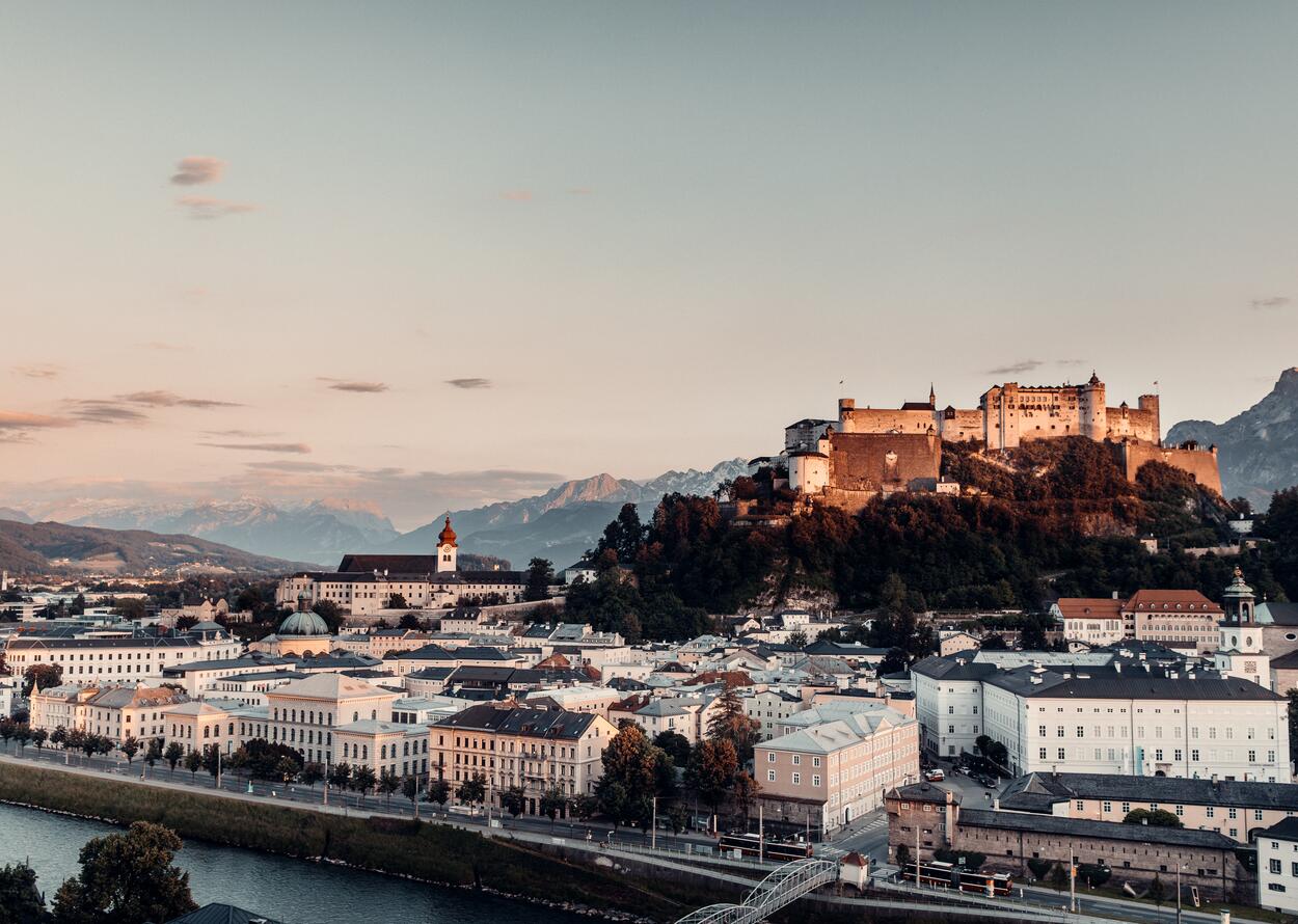 Salzburger Altstadt mit Festung Hohensalzburg im Abendlicht