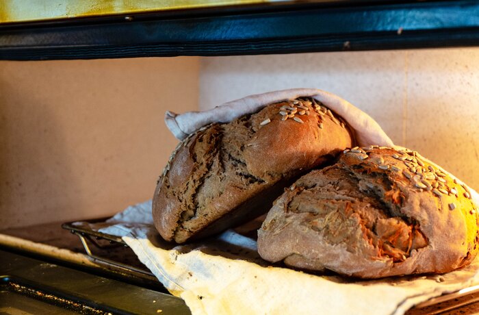 Frisch gebackene Brote im traditionellen Steinofen