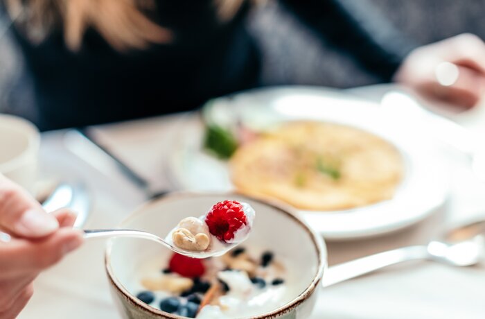 Ein frisches Frühstück mit Beeren und Joghurt.