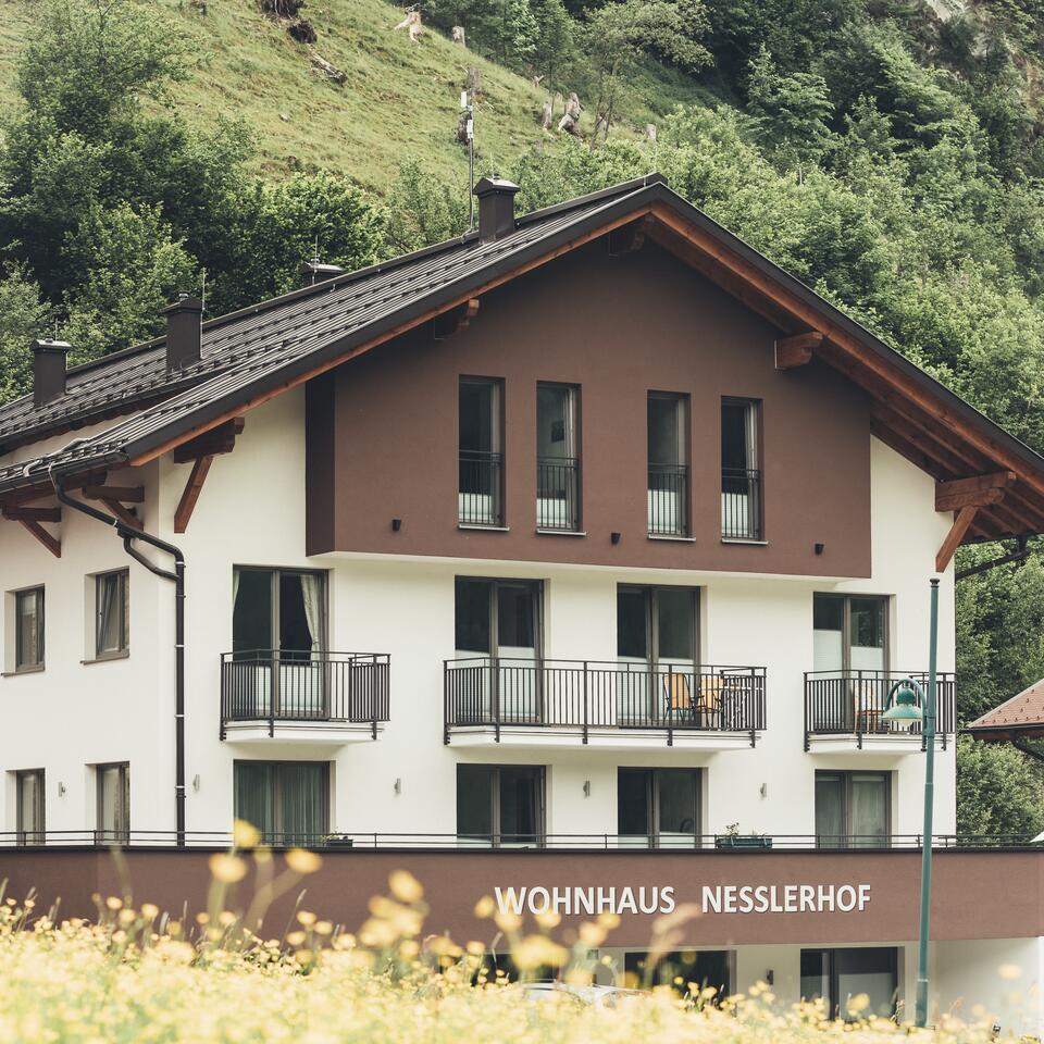 Wohnhaus Nesslerhof vor grüner Bergkulisse