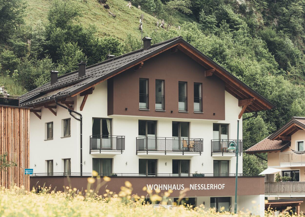 Wohnhaus Nesslerhof vor grüner Bergkulisse