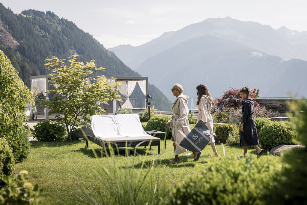 Liegewiese| Best Alpine Wellnesshotel Stock, Österreich
