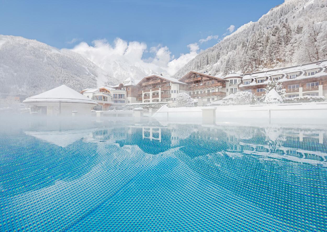 Winteransicht des Außenbereichs mit Pool im Stock Resort