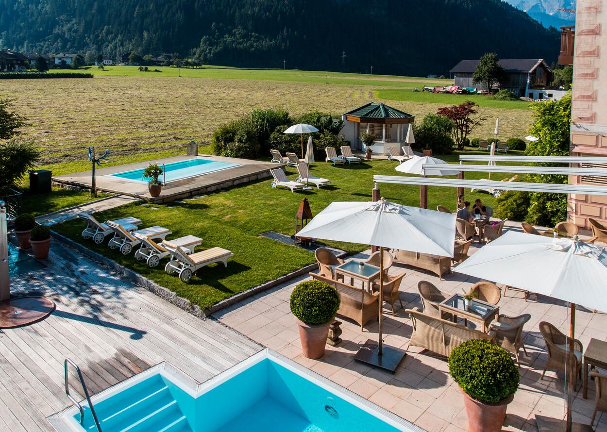 Außenansicht Garten | Wellnesshotel Theresa, Tirol