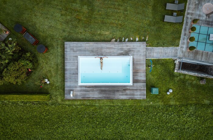Baden im Hotelpool | Wellnesshotel Theresa, Tirol 