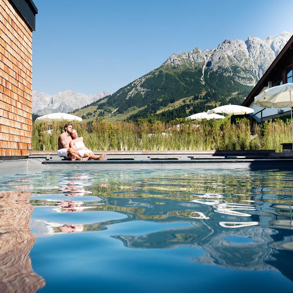 Paar am Beckenrand Sommer | Wellnesshotel Übergossene Alm, Salzburg