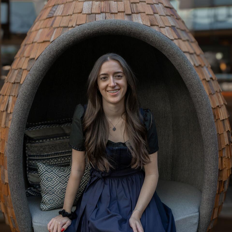 Annika Bundt sitzt lächelnd in einem ungewöhnlichen Sessel