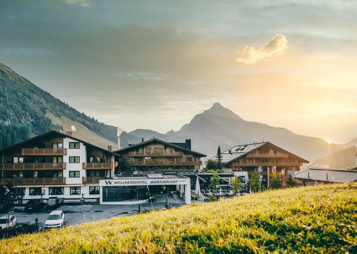 Wellnesshotel Warther Hof vor Bergkulisse im Abendlicht
