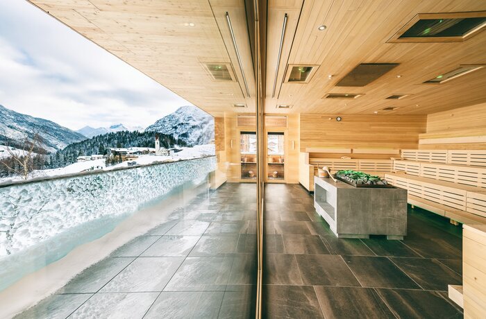 Innenansicht eines Wellnessbereichs mit Blick auf verschneite Berge