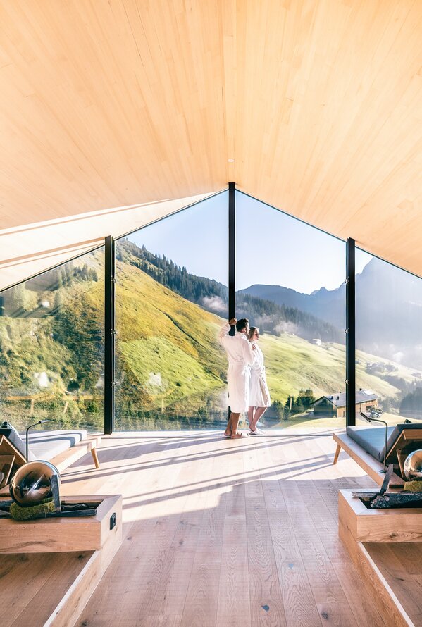 Exklusiver Wellnessbereich mit Panoramablick auf die Berge und besonderer Wohlfühlatmosphäre.