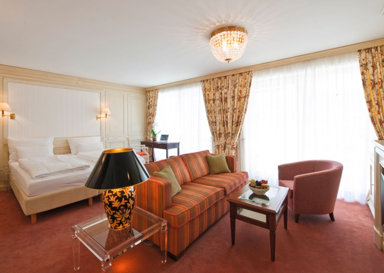 VIP Suite mit Whirlbadewanne und Kamin – Theresa