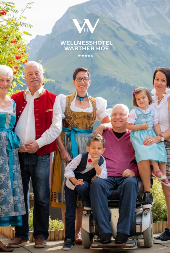 Gastgeberfamilie vor dem Wellnesshotel Warther Hof mit Bergpanorama