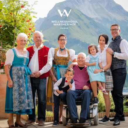Gastgeberfamilie vor dem Wellnesshotel Warther Hof mit Bergpanorama