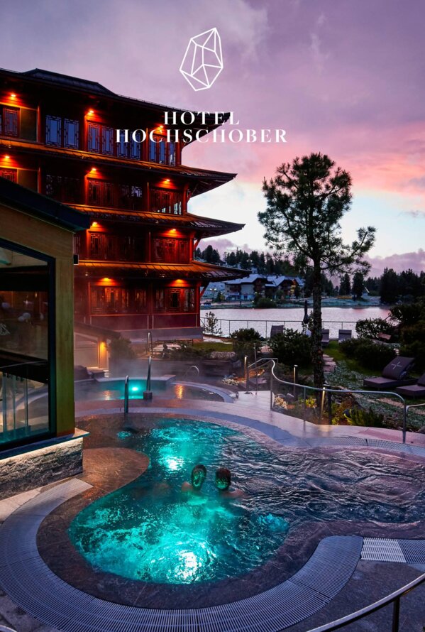 Hotel Hochschober bei Dämmerung mit Pool und japanisch anmutender Architektur
