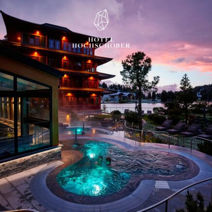 Hotel Hochschober bei Dämmerung mit Pool und japanisch anmutender Architektur