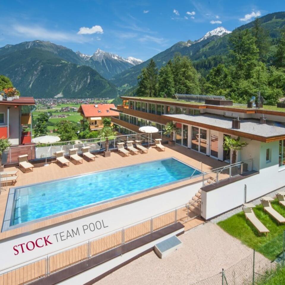 Hotel mit Pool vor Bergkulisse