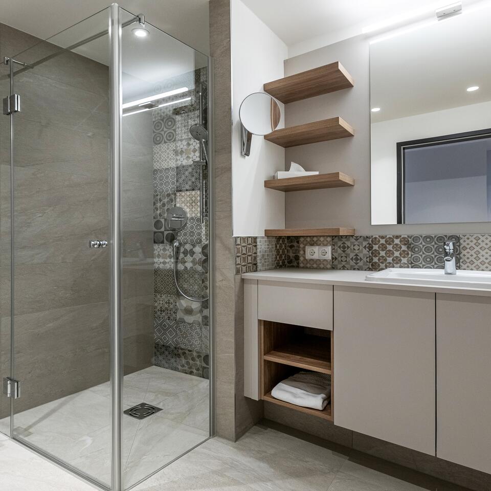 Modernes Badezimmer mit Dusche, Waschtisch und Regalen